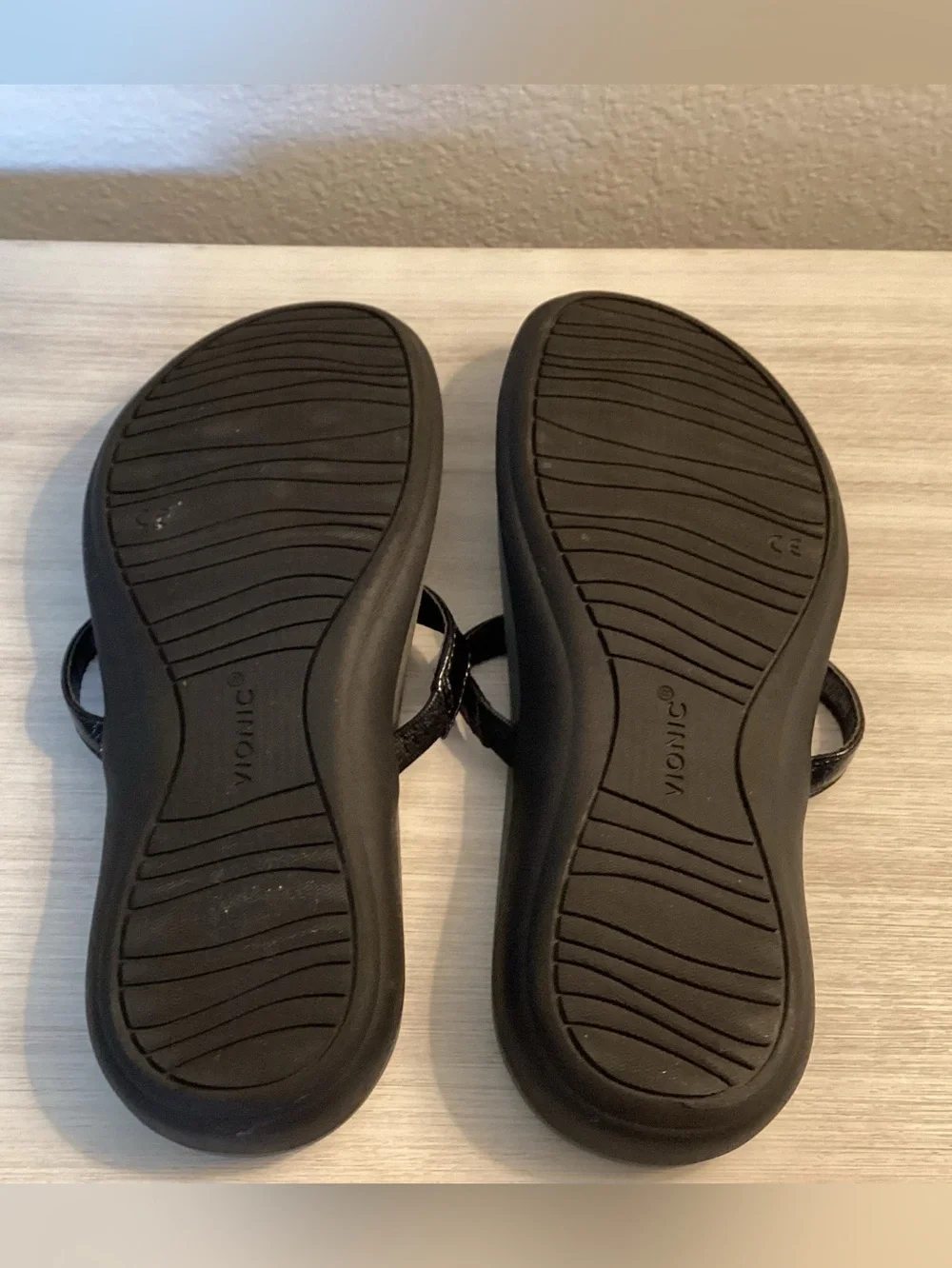 Vionic Crinkle Raysa Black Patent Crinkle Metal Leather Sandals Size US 7